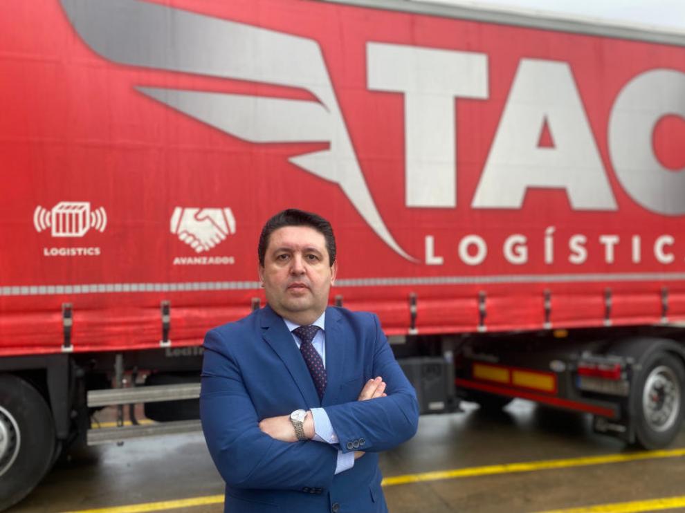 Antonio Artal, director general de TAC Logística, junto a uno de los camiones de la empresa.