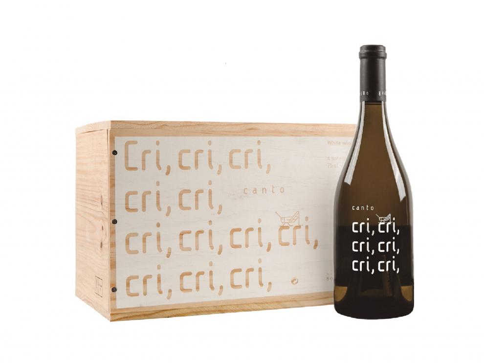 Botella del vino blanco Canto del Grillo con estuche.