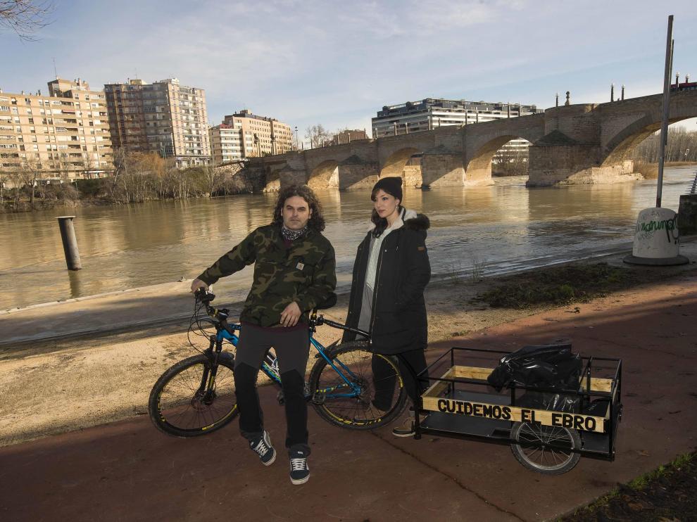 Iván Jerez y Miriam Redondo convocan para este domingo a los zaragozanos a contrubuir a limpiar las riberas del Ebro, donde posan.