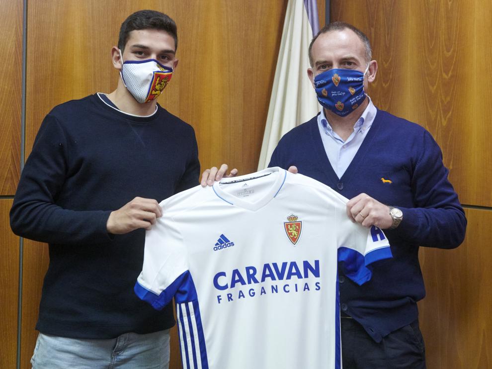 Sanabria, posando con Lapetra como nuevo jugador del Zaragoza.