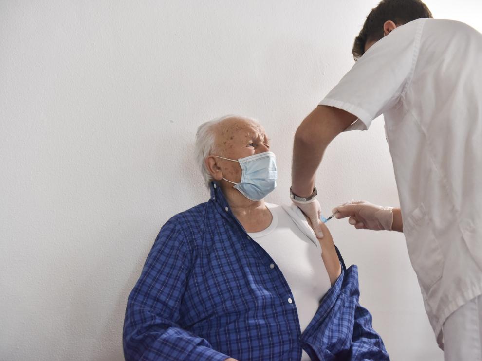 Un total de 82 residentes y 49 trabajadores de la residencia Ciudad de Huesca, dependiente del IASS, han recibido este martes la segunda dosis de la vacuna.