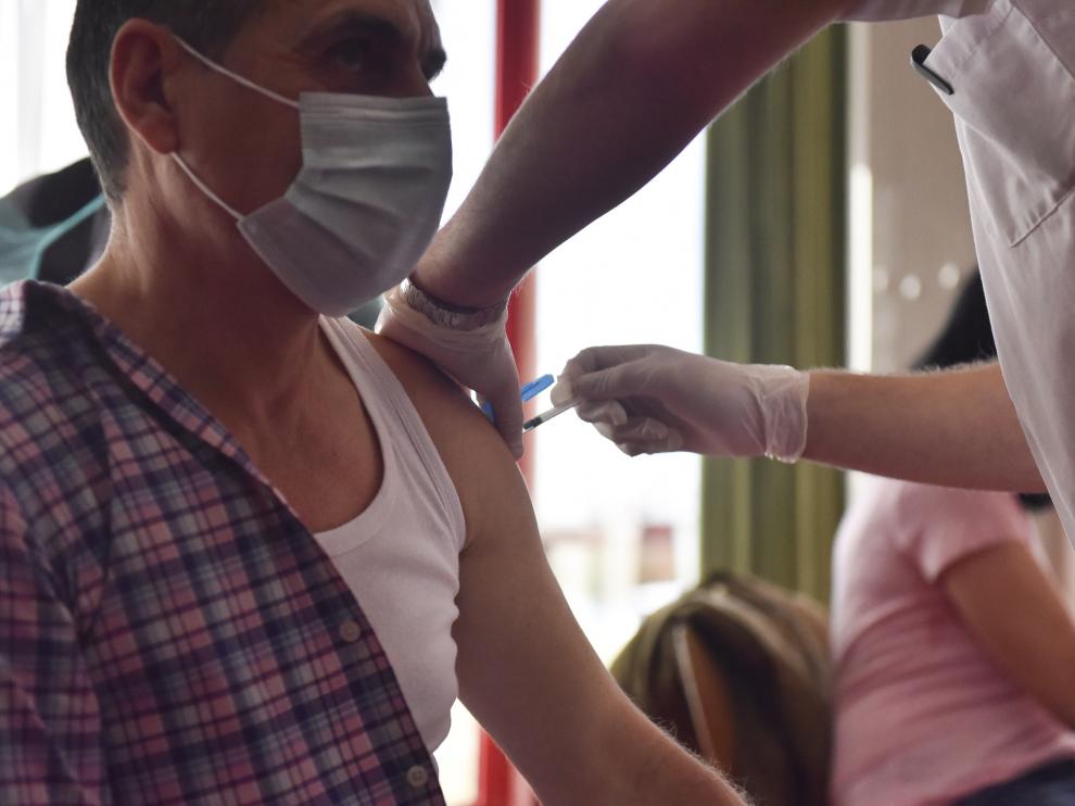 Un total de 82 residentes y 49 trabajadores de la residencia Ciudad de Huesca, dependiente del IASS, han recibido este martes la segunda dosis de la vacuna.