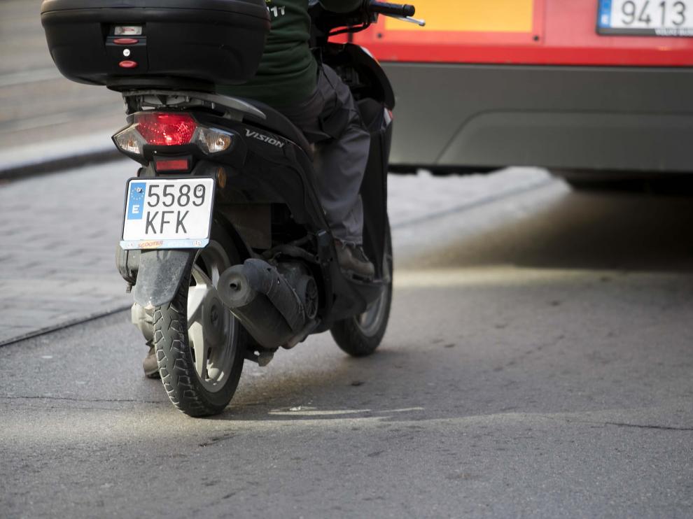 Imagen de una motocicleta este miércoles en Zaragoza.