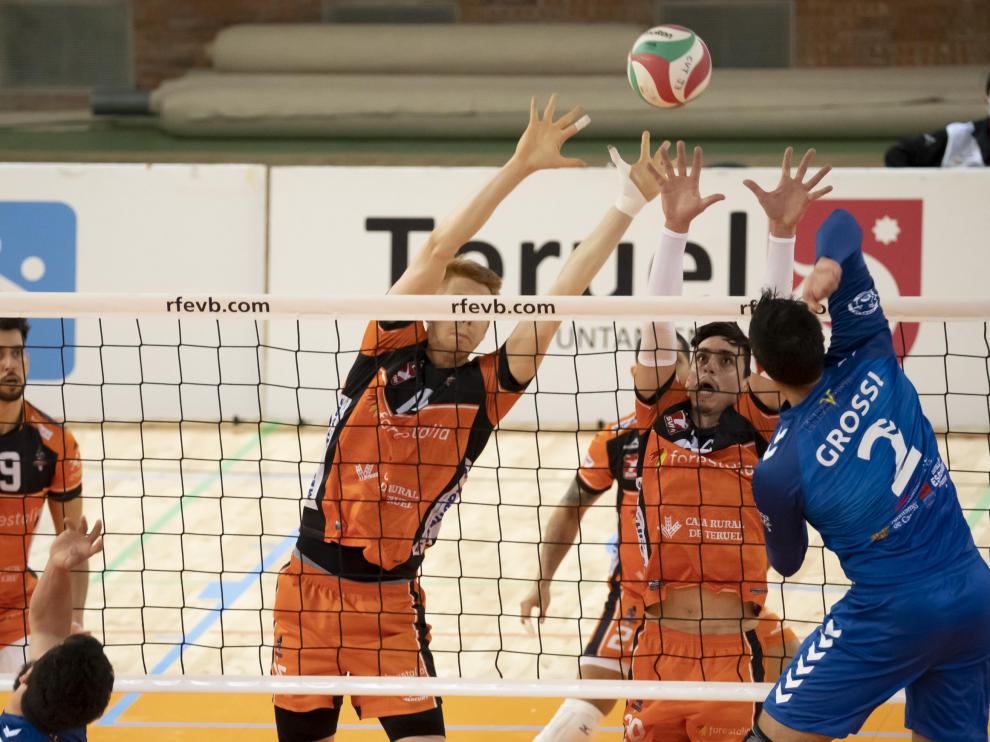 Partido de Superliga de voleibol entre CV Teruel y L,Illa Grau de Castellón en el pabellón Los Planos