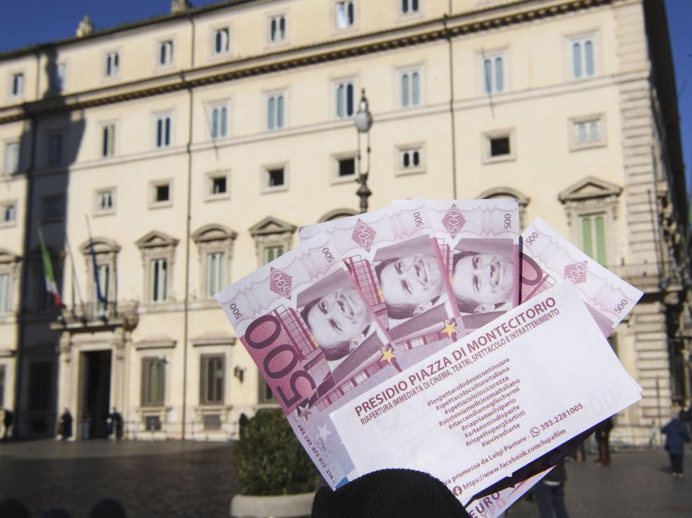 Un ciudadano protesta ante la crisis italiana con billetes falsos con la cara de Conte