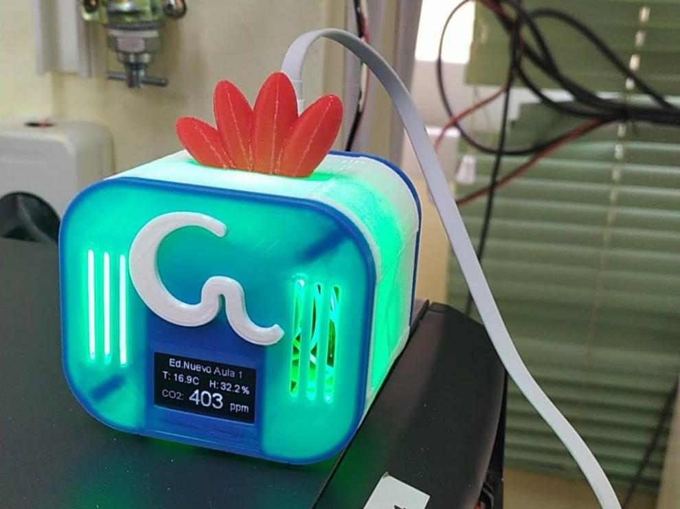 El color del medidor GalliCO2 cambia en función del nivel de CO2 detectado en el aula.