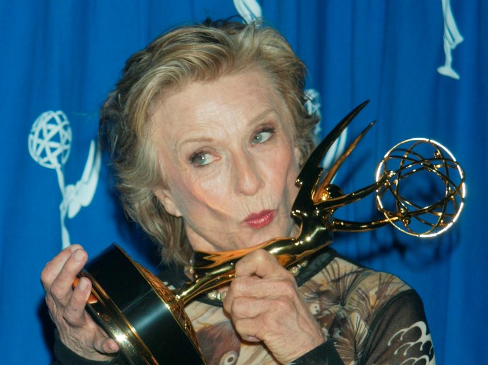 Cloris Leachman posa con un Emmy a la mejor actriz de comedia por la serie 'Malcolm el de en medio'