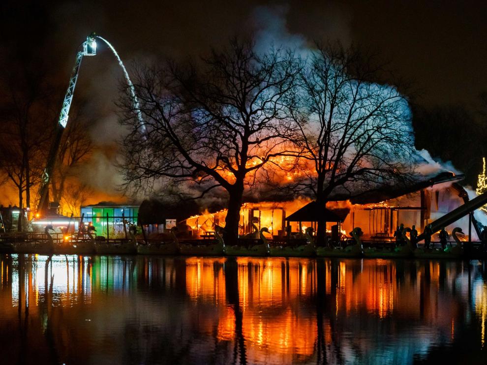 Equipos de bomberos tratan de apagar las llamas del incendio