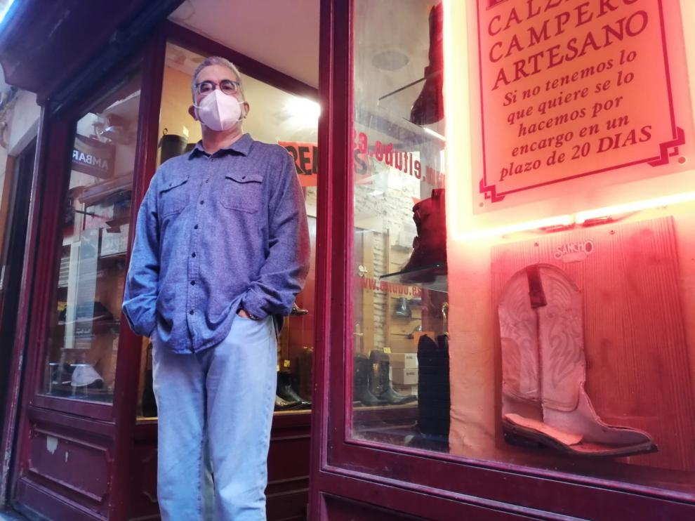Julián Franco, en la puerta de la tienda de botas camperas 'El Tubo', en la calle de Cinegio.