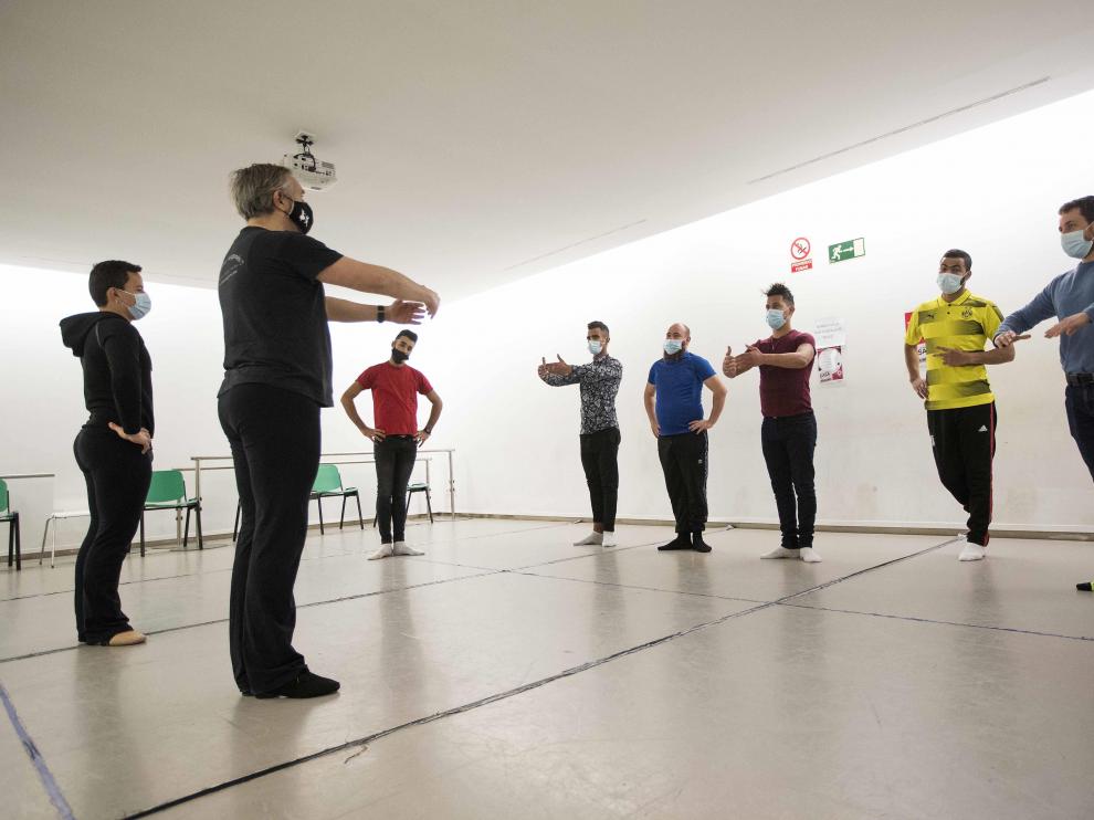 Clase de danza de Inclu i Arte en el Centro de Artes El Túnel, del barrio Oliver.