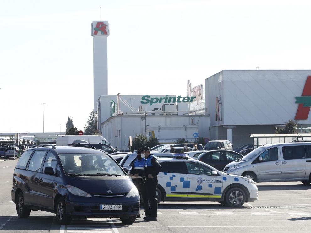 Controles para vigilar el cumplimiento de las restricciones y compras en el Alcampo de Utebo.
