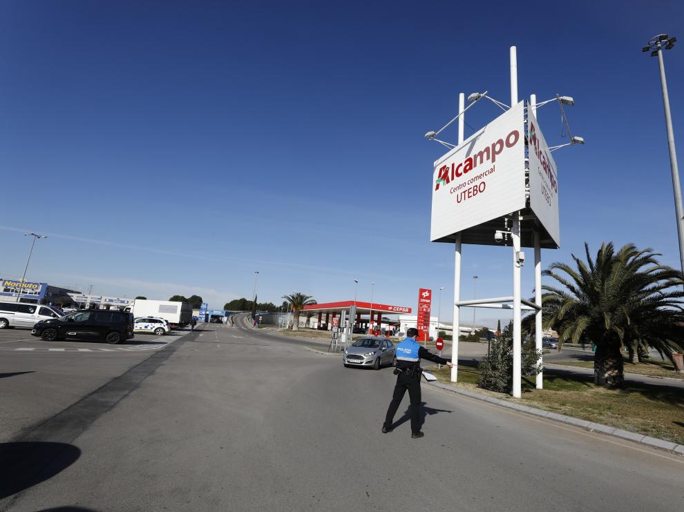 Controles para vigilar el cumplimiento de las restricciones y compras en el Alcampo de Utebo.