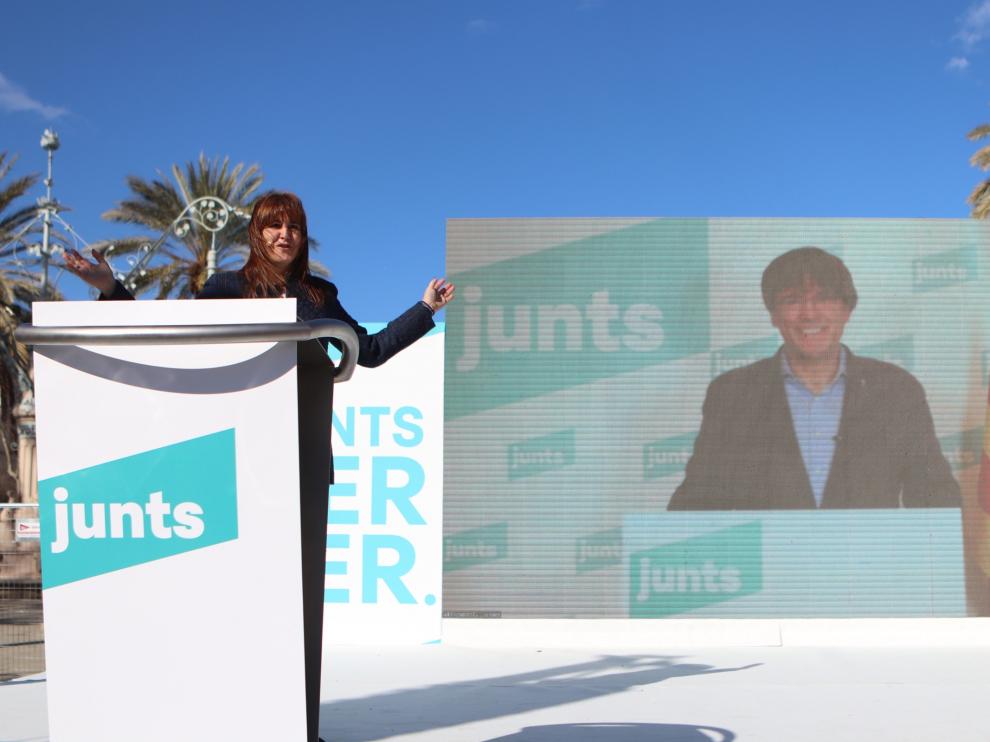 La candidata de JxCat, Laura Borrás, y expresidente de la Generalitat, Carles Puigdemont, durante un acto electoral en Barcelona,