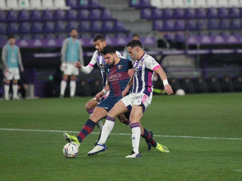 Rafa Mir golpea el balón en su segundo gol contra el Valladolid.