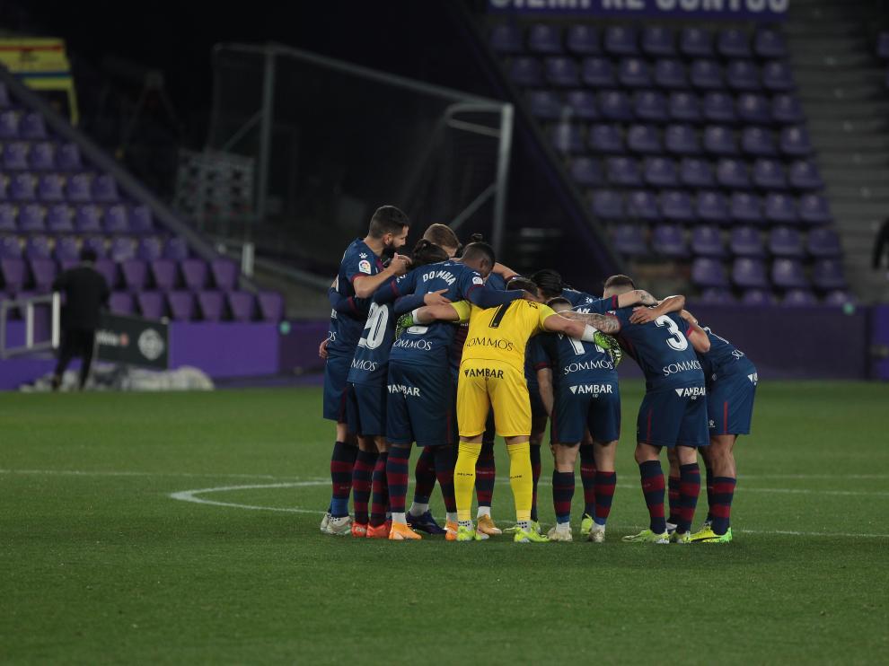 Los jugadores de la SD Huesca hacen piña durante el partido de Valladolid.