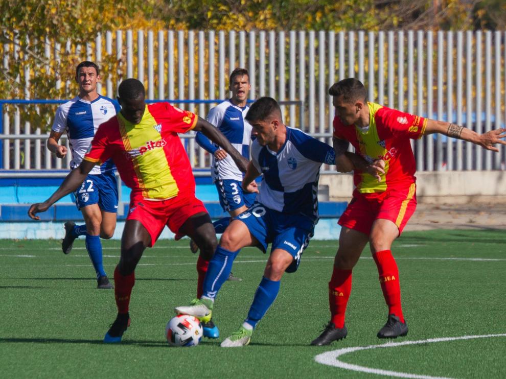 Dos jugadores del Ejea tratan de recuperar la posesión del balón.
