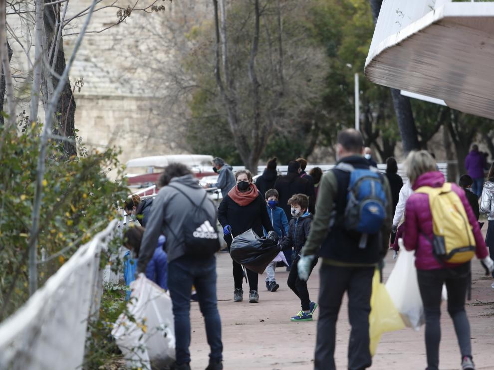Más de un centenar de personas acuden a la convocatoria ciudadana para limpiar la ribera del Ebro.