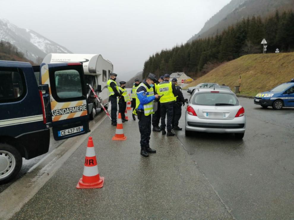 Un control de la Gendarmería el domingo en la salida del túnel de Somport.