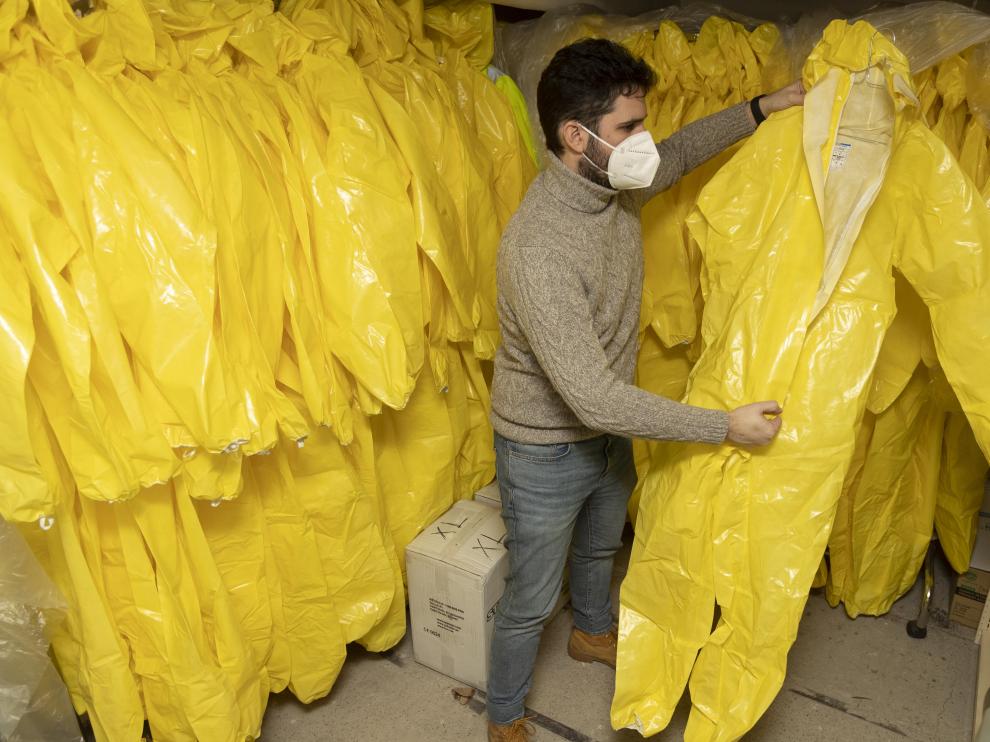 El cofrade Nacho Navarro muestra los 150 trajes de NBQ que recibieron por una donación para utilizarla en la batalla contra la pandemia.