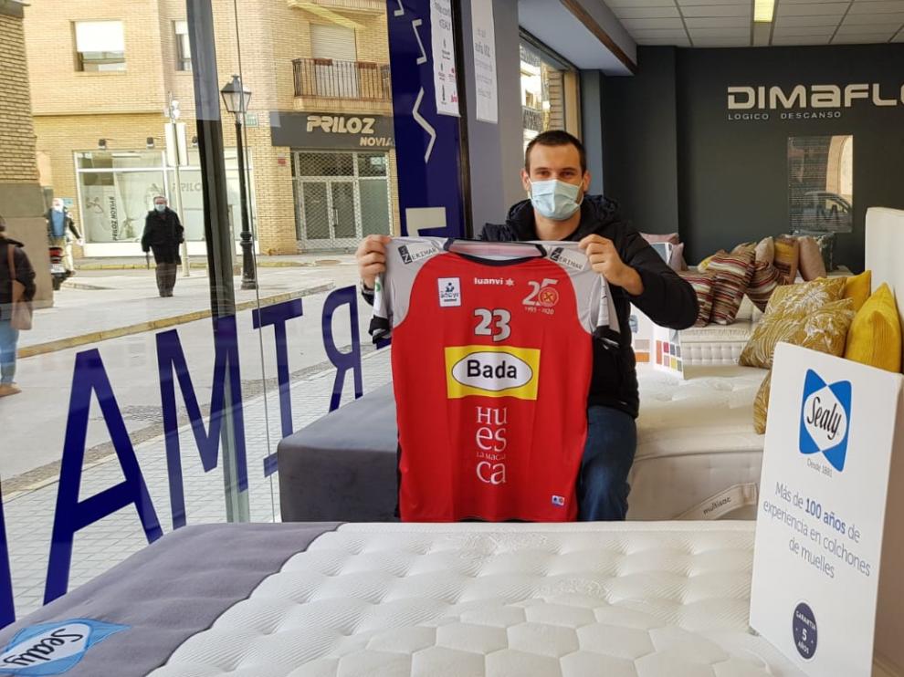 Rodrigo Benites, con su camiseta, en el establecimiento de su patrocinador personal.