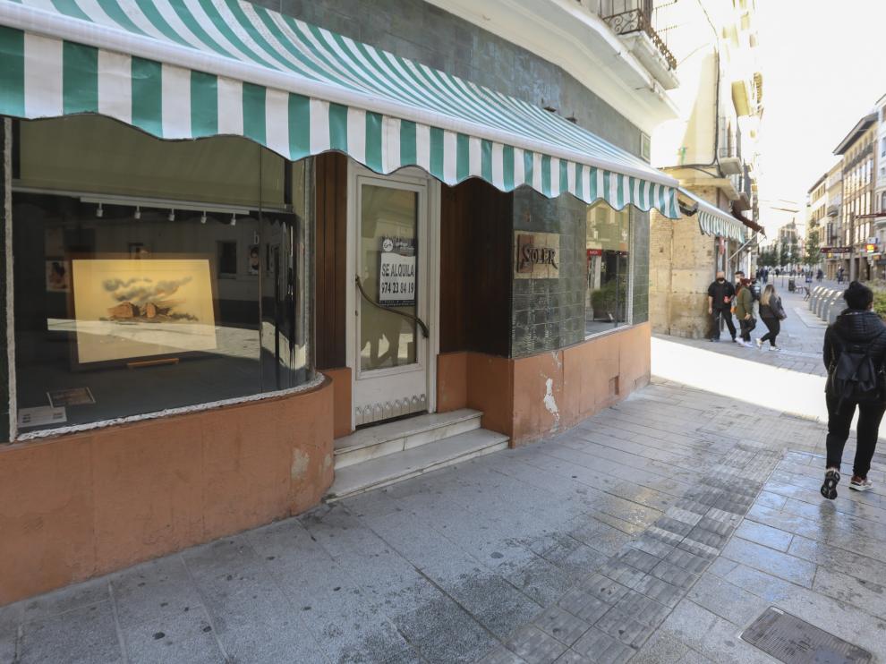 Un comercio cerrado en Huesca en 2020.
