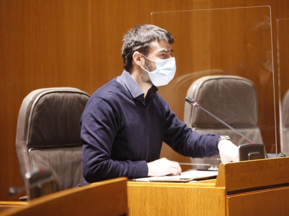 El portavoz de IU Aragón, Álvaro Sanz, explica en la Comisión de Educación su iniciativa sobre “la posibilidad de participación en competiciones de ámbito estatal de carácter no profesional”.