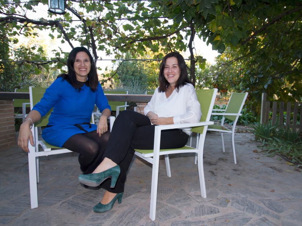 Eva (a la izquierda) y Marta Aínsa son las hermanas que han heredado el negocio familiar de casas rurales en Codo.
