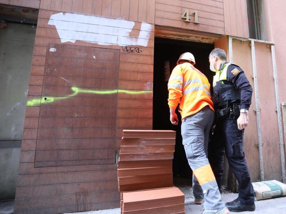 Las labores de tapiado se prolongarán toda la tarde y es probable que este miércoles ya esté instalada la "puerta antiokupa" y las tareas finalizadas.