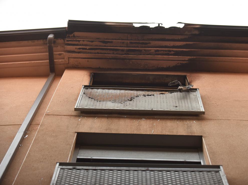 Urbanismo tapia los accesos al edificio de la calle de Cerezo en el que se incendió una casa okupa.