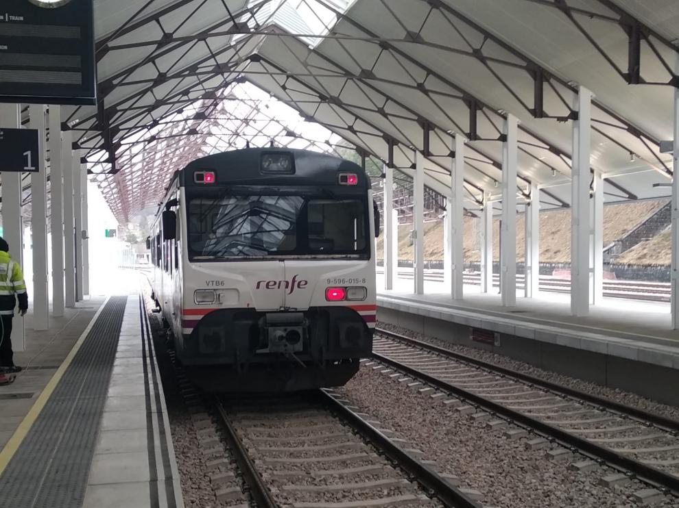 El tren de pasjeros se estrena al entrar en la futura estación de Canfranc.