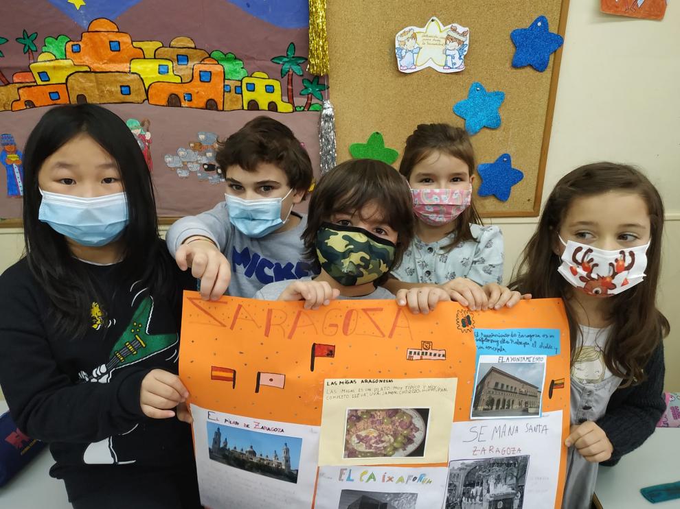 Los escolares con uno de los carteles para promocionar el turismo en Zaragoza