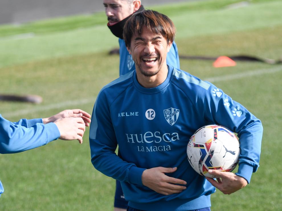 El delantero Shinji Okazaki, sonriente durante el entrenamiento de este jueves.