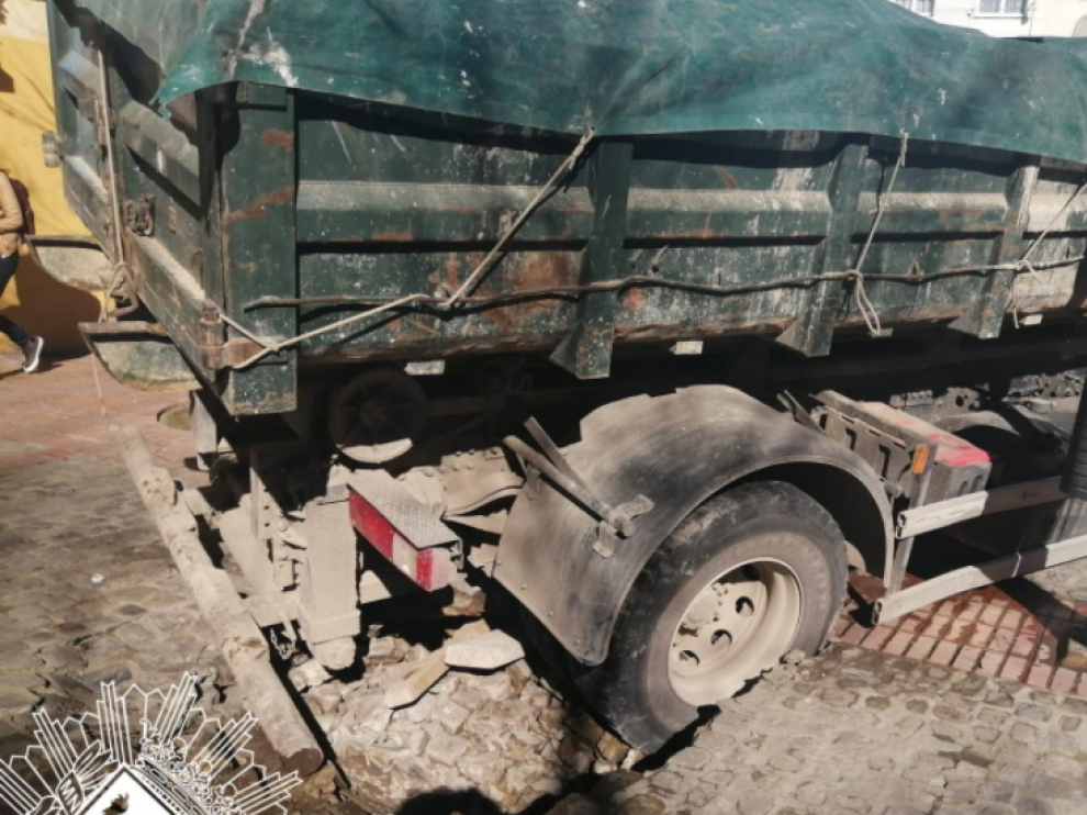 Un camión de grandes dimensiones causa daños en la acera de la plaza del Rosario del Arrabal.