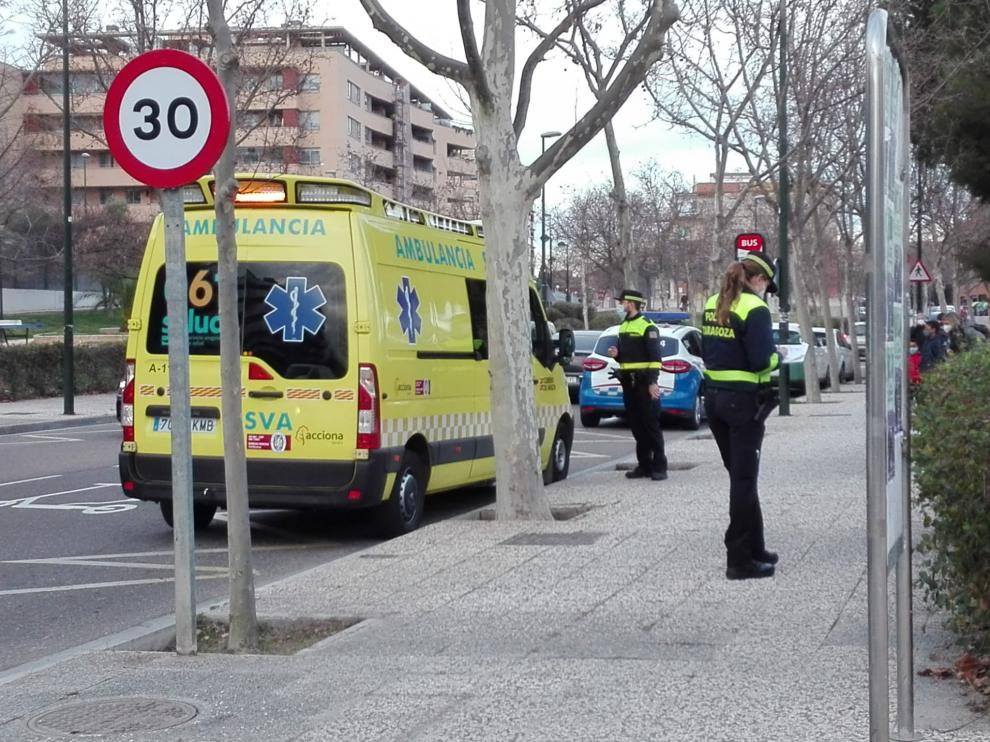 Una ambulancia asistió al herido en el lugar del accidente