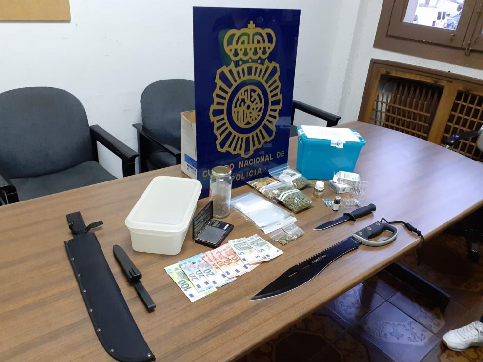Útiles y sustancias que la Policía se incautó al registral la vivienda