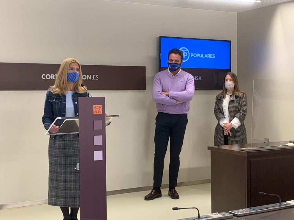 La portavoz adjunta del PP, Mar Vaquero, junto a los alcaldes de Sallent, Jesús Gericó, y Linares de Mora, Yolanda Sevilla, en su comparecencia en las Cortes, este jueves.