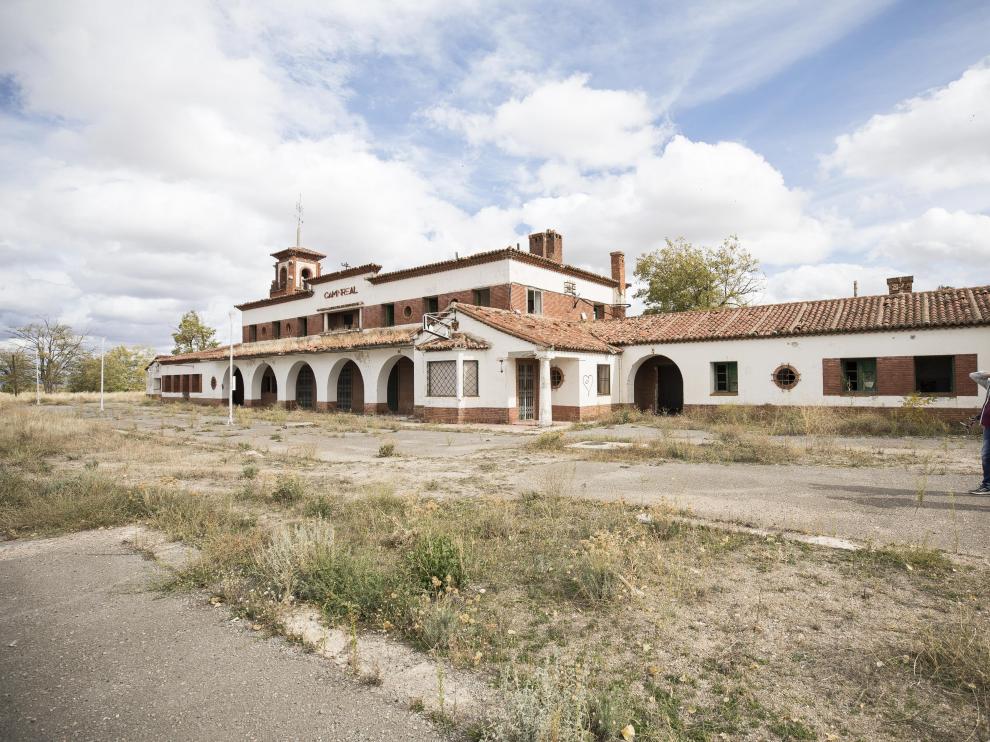 Edificio de viajeros de la antigua estación de tren de Caminreal, del arquitecto Luis Gutiérrez Soto.