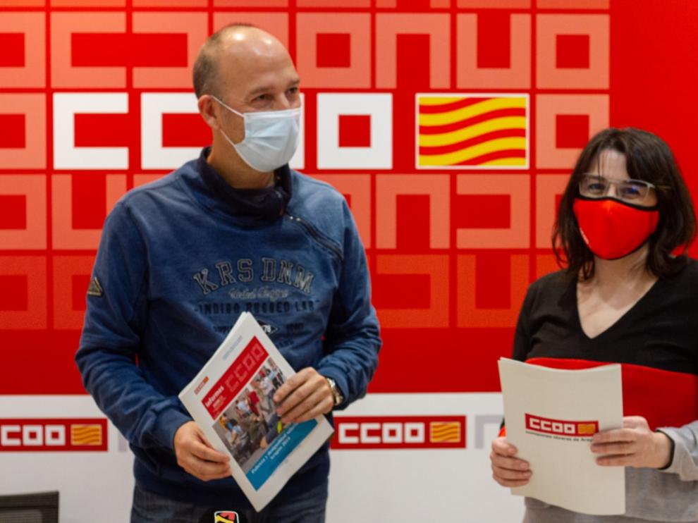 Carmelo Asensio y Sonia García presentando el informe de Comisiones Obreras
