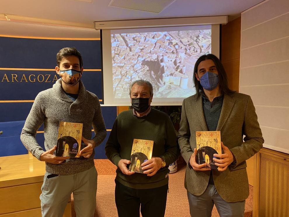 El diputado José Carlos Tirado, con el alcalde de Mesones de Isuela, José Antonio Gómez, y el autor, Eloy Morera