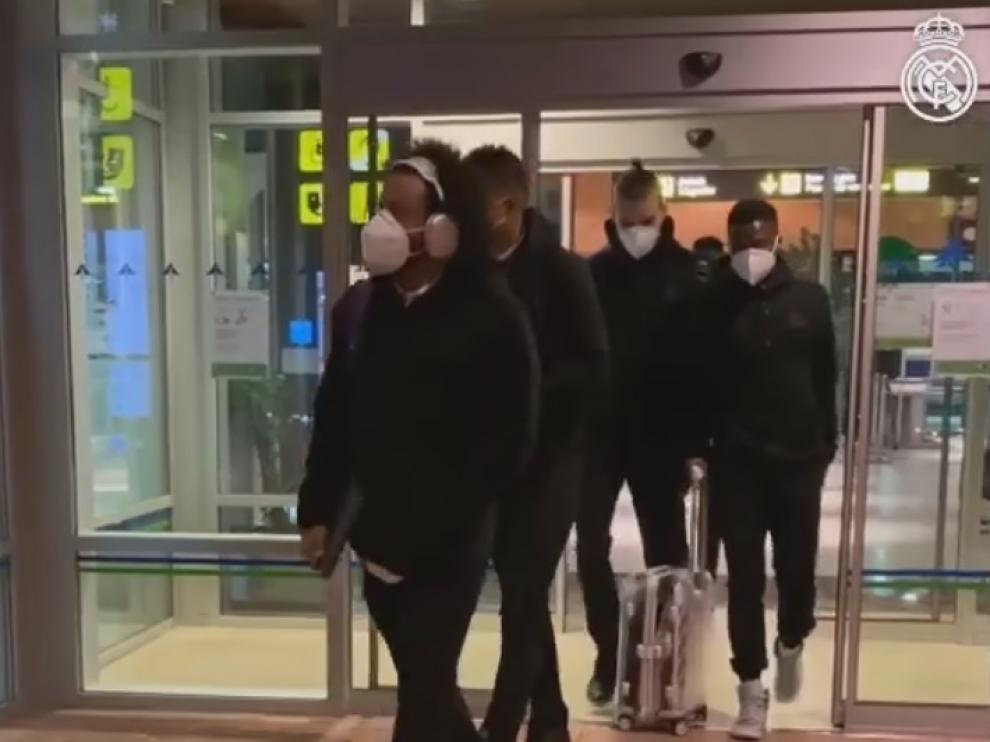La plantilla del Real Madrid, saliendo de la terminal del aeropuerto Huesca-Pirineos.