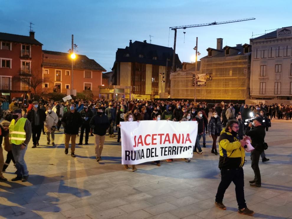 Centenares de personas han protestado en Jaca, Biescas, Aínsa y Castejón de Sos contra las "abusivas medidas" de la DGA.