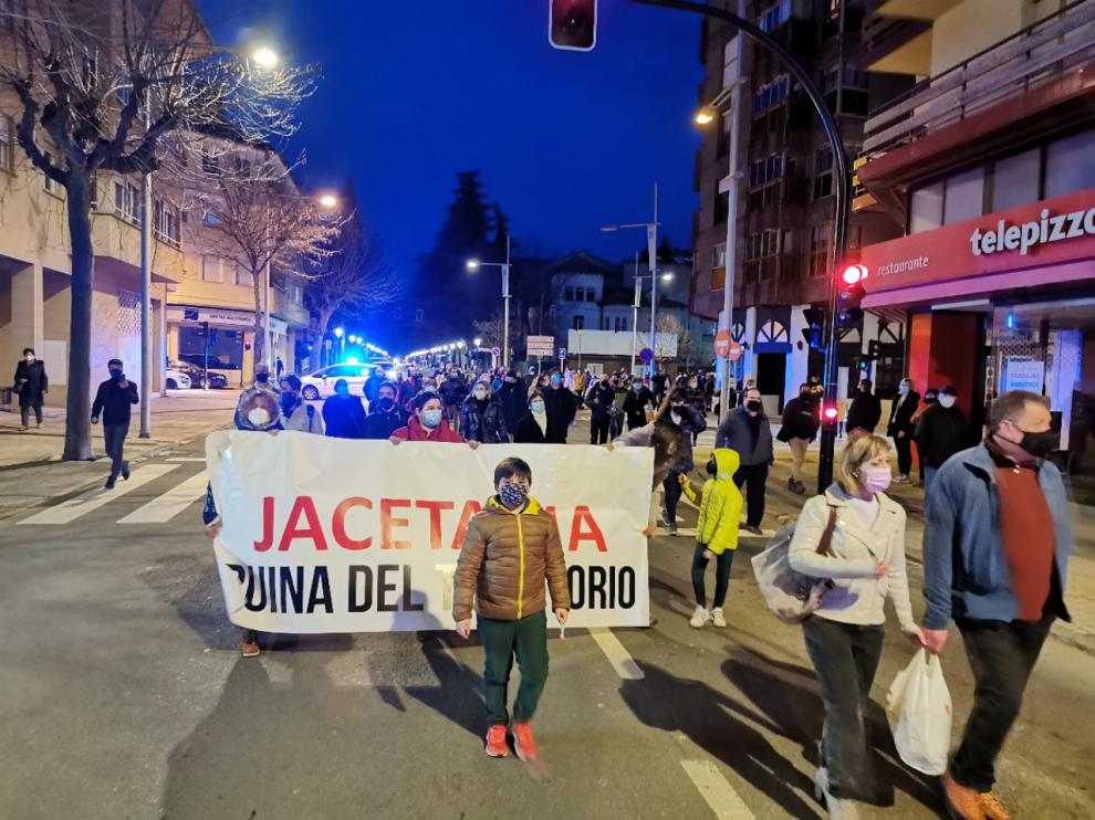 Centenares de personas han protestado en Jaca, Biescas, Aínsa y Castejón de Sos contra las "abusivas medidas" de la DGA.