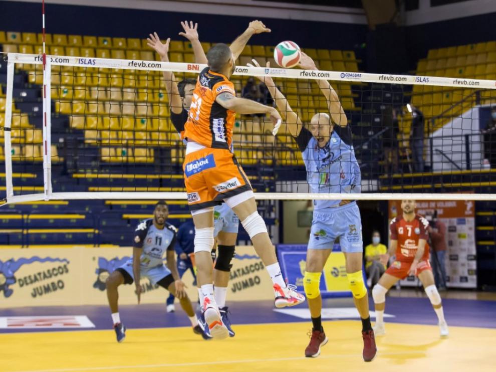 Tomás Ereu (CV Teruel) remata ante el bloqueo de Julián García Torres (Ibiza) en el partido de cuartos de final de la Copa del Rey de voleibol