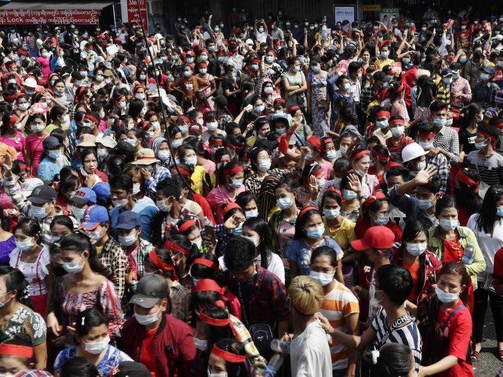 Cientos de personas se manifiestan en Yangon.