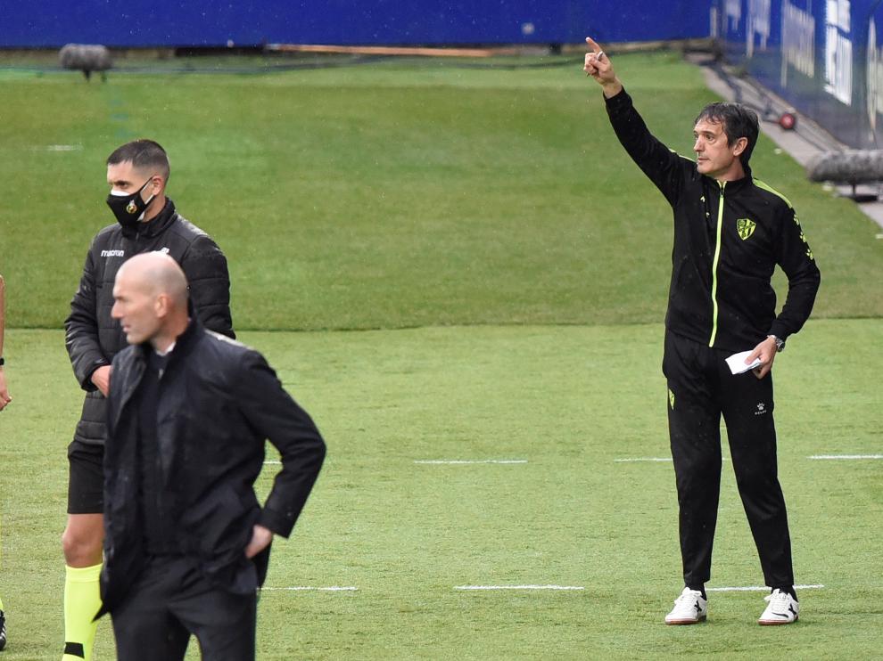 Pacheta da instrucciones a los suyos con Zidane en primer término.