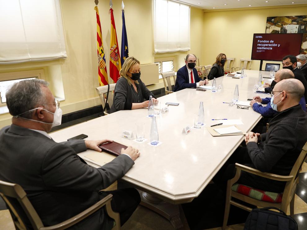 El Presidente de Aragón, Javier Lambán, y la consejera de Economía, Planificación y Empleo, Marta Gastón, se reúnen con los agentes sociales, UGT, CC.OO, Cepyme y CEOE-Aragón