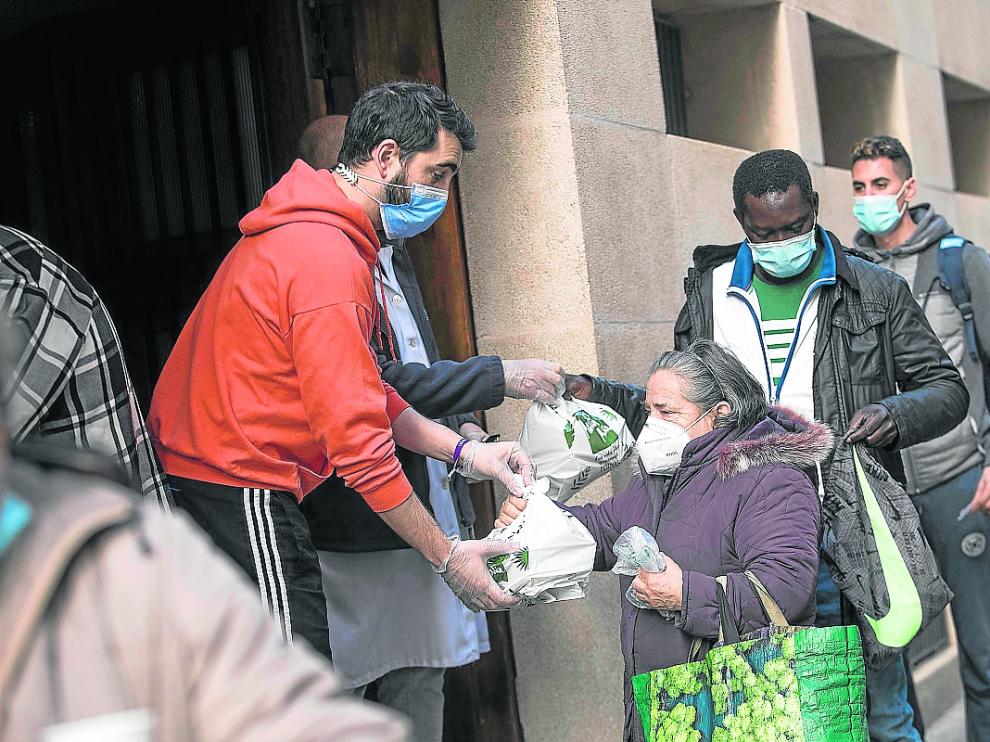 Este fin de semana, la parroquia del Carmen continuó repartiendo comida para los necesitados