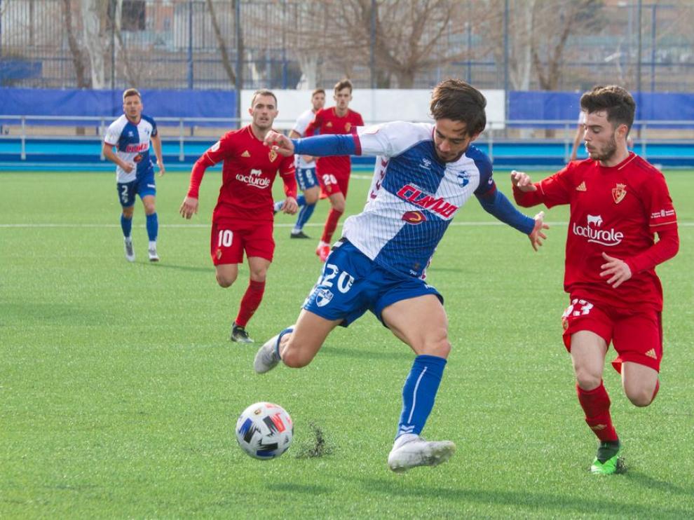 Blas, jugador del Ebro, trata de marcharse de un jugador del Osasuna Promesas