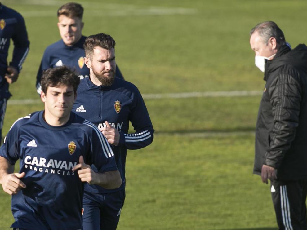Juan Ignacio Martínez observa el paso de Iván Azón, Peybernes y Chavarría en el entrenamiento previo al viaje a Málaga.