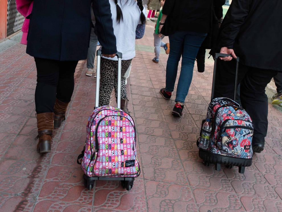 Niños entrando a un colegio.